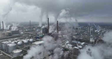 Ağır endüstriyel kimya parkı. Farklı kimyasal ürünlerin üretimi ve üretimi. Ürün koruma ajanları, polimerler, plastik ve kauçuk. Hava aracı görünümü.