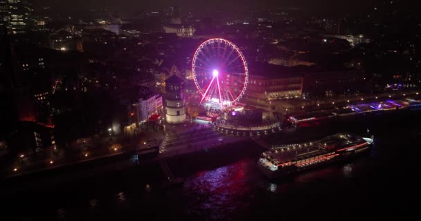 杜塞尔多夫圣诞节市场和摩天轮在德国的夜晚 天际线和莱茵河航空无人机视图 — 图库视频影像