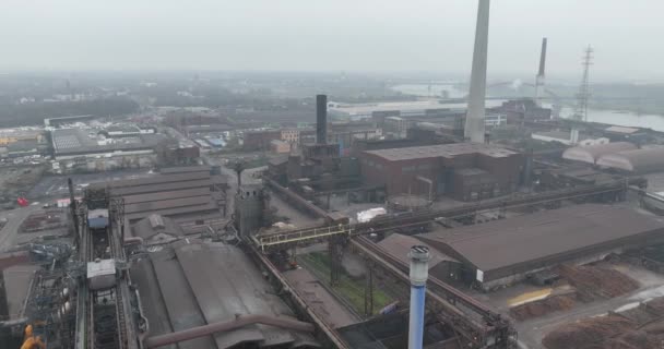 産業用リサイクル会社を爆破します 亜鉛生産 炉と鋳造 鉄鋼業工場 空中ドローンのオーバーヘッドビュー — ストック動画