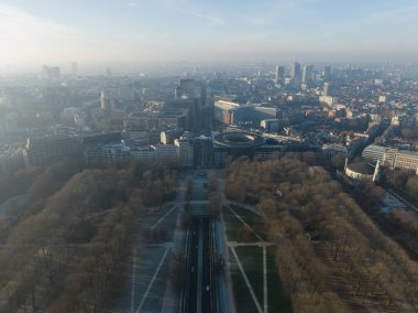 Jubelpark, Brüksel, Belçika 'daki Ellinci Yıldönümü Parkı. Avrupa. Kentsel anıtsal park, havadan insansız hava aracı şehrin ufuk çizgisi manzarası. Zafer Takı, Cinquantenaire Parkı.