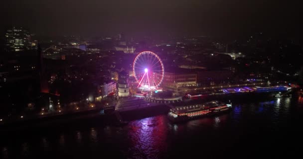 杜塞尔多夫圣诞节市场和摩天轮在德国的夜晚 天际线和莱茵河航空无人机视图 — 图库视频影像