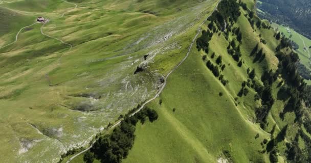 Wanderer Auf Einem Bergrückenweg Der Schweiz Schweizer Alpen Freizeitaktivität — Stockvideo