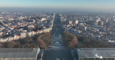 Jubelpark, Brüksel, Belçika 'daki Ellinci Yıldönümü Parkı. Avrupa. Kentsel anıtsal park, havadan insansız hava aracı şehrin ufuk çizgisi manzarası. Zafer Takı, Cinquantenaire Parkı.