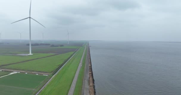 Vindturbin Längs Flata Wind Energi Hållbar Energiproduktion Väderkvarn Vind Vatten — Stockvideo