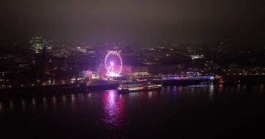 Düsseldorf Noel Pazarı ve gece Almanya 'da dönme dolap. Skyline ve Rhine nehri hava aracı görüntüsü.