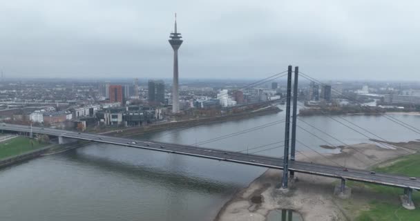 Düsseldorf Skyline Stad Overhead View Floden Rhine Rheinknie Bron Rheinturm — Stockvideo
