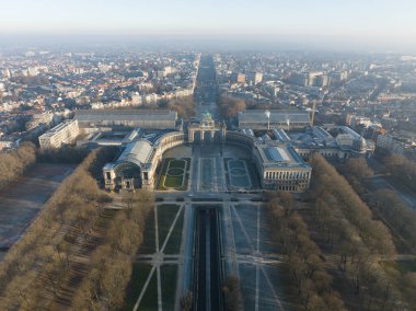 Jubelpark, Brüksel, Belçika 'daki Ellinci Yıldönümü Parkı. Avrupa. Kentsel anıtsal park, havadan insansız hava aracı şehrin ufuk çizgisi manzarası. Zafer Takı, Cinquantenaire Parkı.