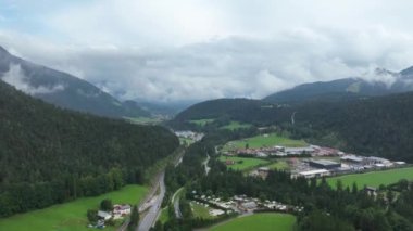 Kara Orman, Schwarzwald Ormanı ve Almanya 'nın güneybatısındaki alçak dağ sırası. Bulutlar ve yeşil çayır manzarası. Küçük köy yolları ve dağları.