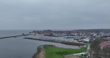 Urk eski ada ve Hollanda 'nın Flevoland ili belediyesi. Hollanda 'nın en dindar belediyesi. Birbirine bağlı bir topluluk. En büyük balıkçı filosu