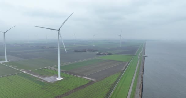 Turbina Eolica Lungo Una Diga Energia Elettrica Wind Generazione Energia — Video Stock