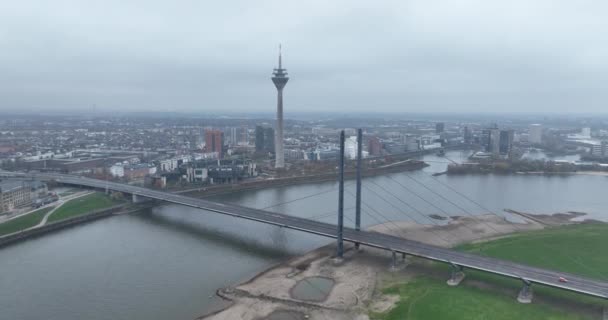 Düsseldorf Skyline Stad Overhead View Floden Rhine Rheinknie Bron Rheinturm — Stockvideo