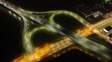 Gece trafik kavşağında zaman aşımı. Trafiğin yoğun olduğu saatlerde. Altyapı dinamik hareketleri yoğun. Modern ağ asfalt otoyolu.