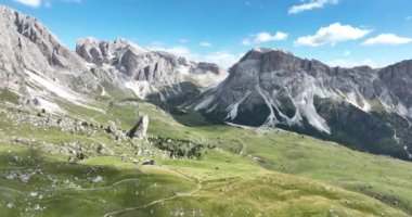 Güneşli bir yaz gününde görkemli dağ sırasının havası. Tepesi, çim kayaları ve taşla kaplı dağ yamacı. Yukarıdaki hava aracı panorama görüntüsü.