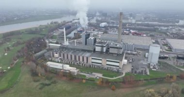 Lausward birleşik ısı ve elektrik santrali bir gaz ve buhar türbini santrali. Ev ve indsutry için elektrik üretimi. Kentsel şehir manzarası.