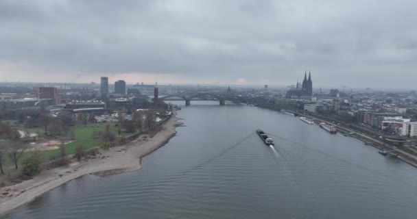 Köln Belvárosa Városképe Folyó Orrszarvú Ruhr Terület Nagyváros Városi Híd — Stock videók
