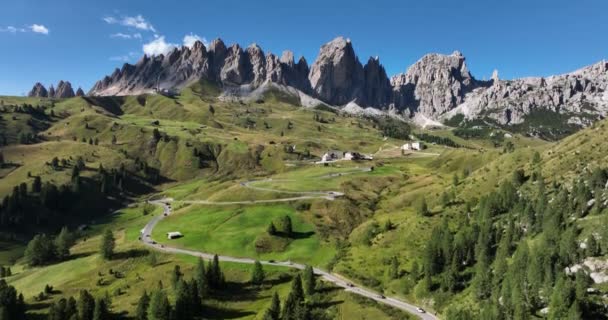 Aérea Majestuosa Cordillera Soleado Día Verano Montaña Cresta Alpes Con — Vídeos de Stock