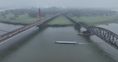 Duisburg, 10 Aralık 2022, Almanya. Haus-Knipp-Eisenbahnbrucke Autobahnbrucke zwischen DU Baerl und DU Beeckerwerth, Duisburg, Almanya. Beeckerwerth Köprüsü Ren 'i geçiyor. Havadan