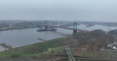 Friedrich-Ebert-Brucke, Almanya 'nın Duisburg kenti yakınlarındaki Ren Nehri üzerinde yol trafiği için kurulan bir köprü..