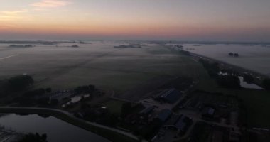 İlkbahar mevsiminde Hollanda 'da güneş doğar, sabahları sisli çiğ taneleri tepemizde uçuşur..