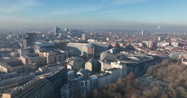 ベルギーの首都 ブリュッセル 大都市のスカイラインや建物の街並み空中ドローンのオーバーヘッドビュー パノラマ風景文化の魅力 目的地 ヨーロッパの政治の本部 — ストック動画