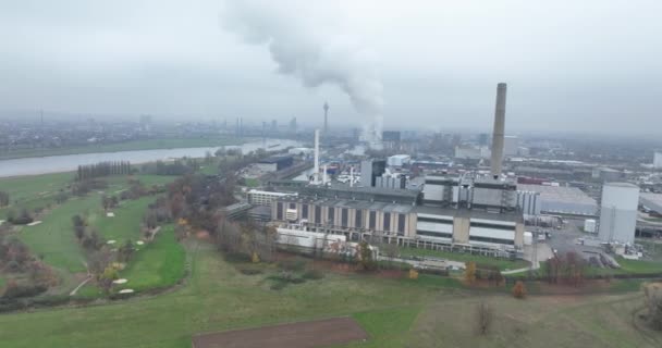 Das Blockheizkraftwerk Lausward Ist Ein Gas Und Dampfturbinenkraftwerk — Stockvideo