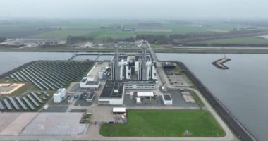 İlk gaz yakıtlı STEG Steam ve gaz güç üretim istasyonu GT26 teknolojisi. IJsselmeer 'de yapay olarak inşa edilmiş bir ada.