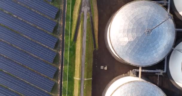 持続可能なエネルギーと化石エネルギーが隣り合っています 太陽電池パネル石油化学液体ガス貯蔵 気候変動に対する持続可能性 — ストック動画