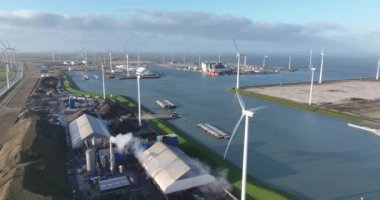 Groningen 'in kuzeyindeki Eemshaven limanı, rüzgar türbinleri ve sanayi, rıhtım, liman, liman, liman, depo, aktarım ve birincil ve ikincil inşaat malzemelerinin taşınması. Havadan