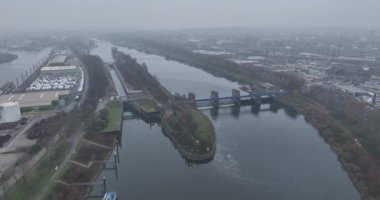 Ruhrwehr Duisburg, Duisburg 'daki Ruhr nehrinde bir vadi. Ren Nehri 'ne dökülmeden önce Ruhr 2.626 km' de yer almaktadır..