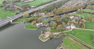 Zwolle 'daki karavan rampası Ijssel nehrine açılıyor. Katerveersluis, ıssız arazi manzarası. Hollanda 'da A28. Otoyol.