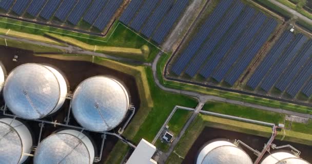 Nachhaltige Energie Und Fossile Energie Nebeneinander Sonnenkollektoren Petrochemische Flüssiggasspeicherung Nachhaltigkeit — Stockvideo