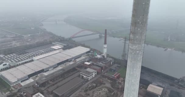 Recycling Und Roheisen Gmbh高輝度で産業用リサイクル企業 鉄鋼業工場 空中ドローンのオーバーヘッドビュー — ストック動画