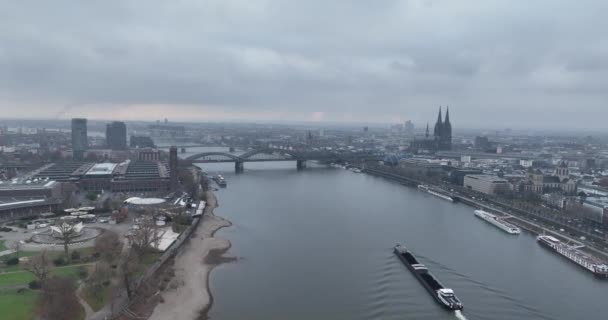 科隆市中心和天际线 莱茵河流域大城市 城市桥梁 大教堂和火车站 — 图库视频影像