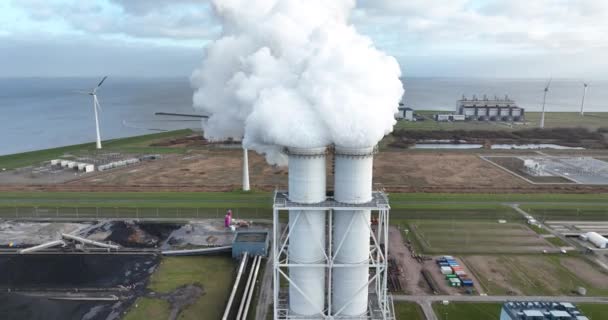 Närflygande Vid Tratt Ett Kol Och Biomasseldat Kraftverk — Stockvideo