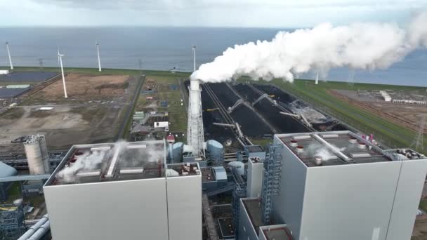 在燃煤和生物质发电厂的漏斗附近飞行 — 图库视频影像