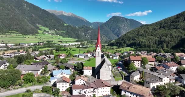 Kościół Alpejskim Krajobrazie Zielona Trawa Lato Błękitne Niebo Mała Wioska — Wideo stockowe