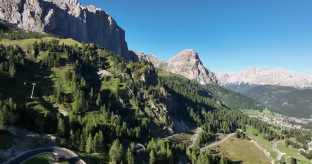 Aérea Majestuosa Cordillera Soleado Día Verano Montaña Cresta Alpes Con — Vídeo de stock
