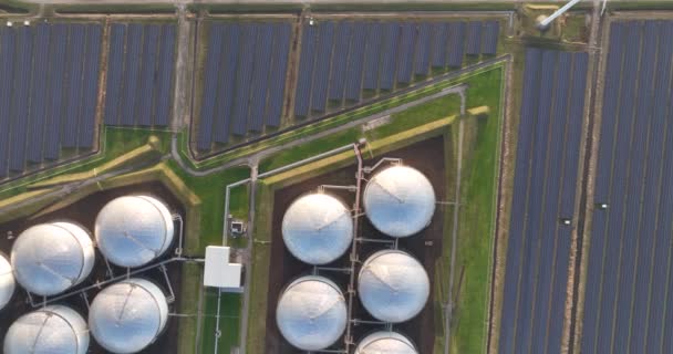 Солнечные Панели Возобновляемые Источники Энергии Индустиральные Хранения Нефтехимических Продуктов Энергии — стоковое видео