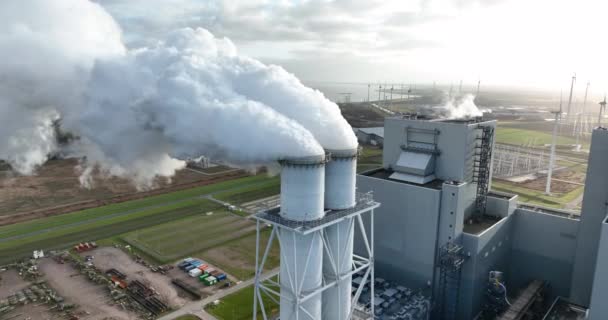 Schoorsteen Met Rookstoomdampen Opwarming Van Aarde Kolengestookte Centrale Elektriciteitscentrale Eemshaven — Stockvideo