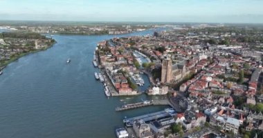 Dordrecht, Hollanda 'nın Güney Hollanda eyaletinin beşinci belediyesi. Hollanda 'da. River Oude Maas, Drechtsteden 'ın bir parçası. Yukarıdaki hava aracı görünümü.
