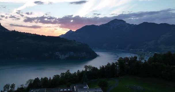 Alpi Svizzere Alberi Boschi Tramonto Grande Lago Sole Che Sotto — Video Stock
