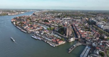 Dordrecht, Hollanda 'nın Güney Hollanda eyaletinin beşinci belediyesi. Hollanda 'da. River Oude Maas, Drechtsteden 'ın bir parçası. Yukarıdaki hava aracı görünümü.