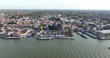 Hollanda, Zuid Holland 'daki Dordrecht şehrinin havacılığı. Oude Maas nehri, eski şehir merkezi ve Kalkhaven, kilise.