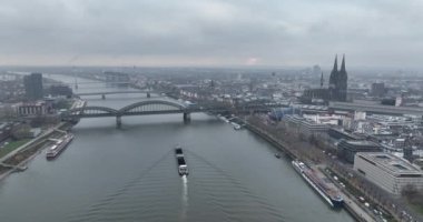 Köln, Almanya. Köln şehir merkezinin hava manzarası. Nehir kenarı, gökyüzü, Köln Katedrali ve Hohenzollernbrucke.