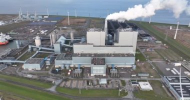 Kömür ve biyokütle enerji santrali, Hollanda, Eemshaven 'da elektrik üretimi. Hava aracı görünümü.