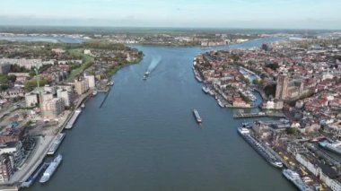 Drierivierenpunt Dordecht, River Oude Maas, Beneden Merwede ve Noord kavşakta bir araya gelirler. Avrupa 'nın en yoğun nehir geçiş noktası.