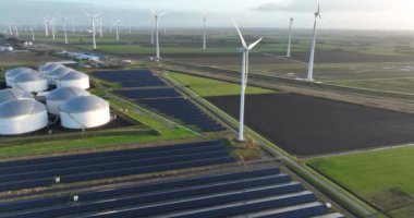 Eemshaven, Het Hogeland, 26 Aralık 2022, Hollanda. Rüzgar türbinleri, petrokimyasal sanayi siloları, güneş panelleri, fosiller sürdürülebilir enerjiye karşı.