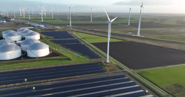 Eemshaven Het Hogeland 2022年12月26日 风力涡轮机 石化工业用筒仓 太阳能电池板 化石能源与可持续能源 — 图库视频影像