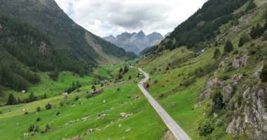 Sustenpass sürücü yolu, dağlık yol, İsviçre Alplerinde özgürlük. Yüksek dağlar, uçurumlar, tepeler, çayırlar..