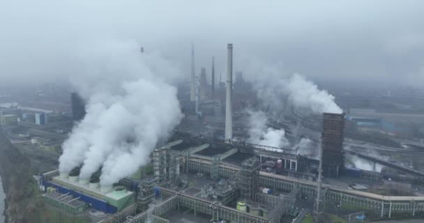 大型工厂 烟道及烟道 金属工业 高炉及大型设施 大气中的烟雾和二氧化碳 — 图库视频影像